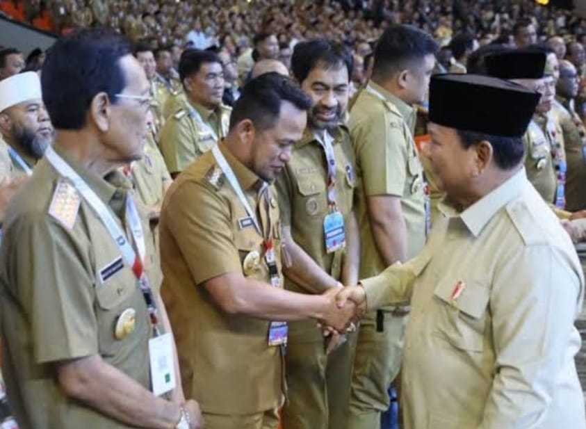 Presiden Prabowo Subianto ketika menyalami Gubernur Kaltim Rudy Mas’ud pada Rakor Kepala Daerah se Indonesia.