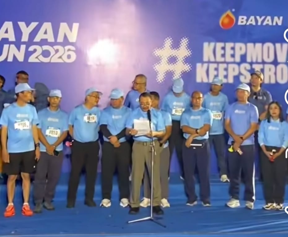 Mantan Kapolri Jenderal Pol (Purn) Timur Pradopo ketika melepas 6.500 pelari yang mengikuti Bayan Run 2026 di Lapangan Merdeka Balikpapan